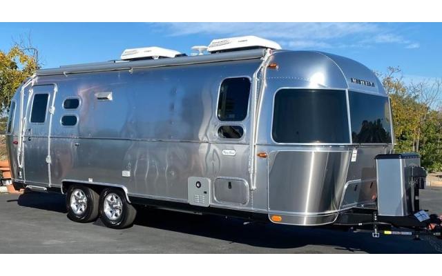 2022 Airstream Flying Cloud 25FB Twin Travel Trailer
